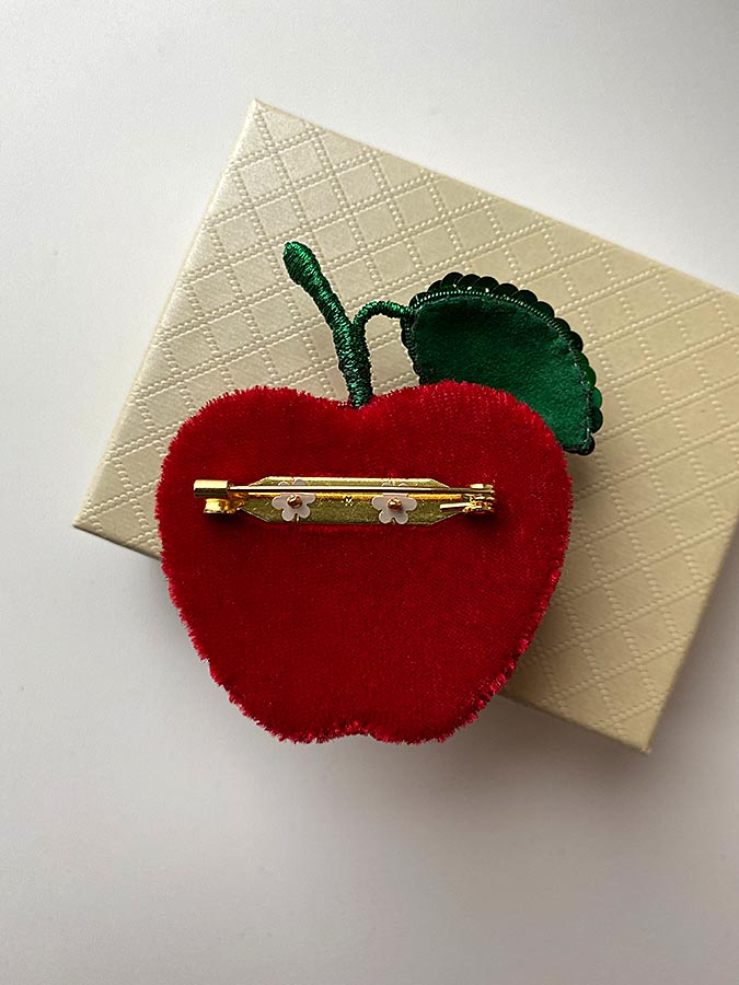 Фотография броши бархатное райское красное яблочко в коробочке